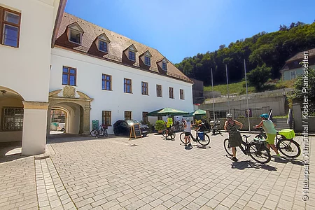 Eine Gruppe Radfahrer macht sich auf den Weg zur Schenke.