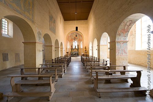 Die Martinskirche ist die größte romanische Basilika im Bistum Eichstätt dar. Die ältesten Gebäudeteile, die fünf unteren Turmgeschosse, stammen aus dem späten 11. Jahrhundert.