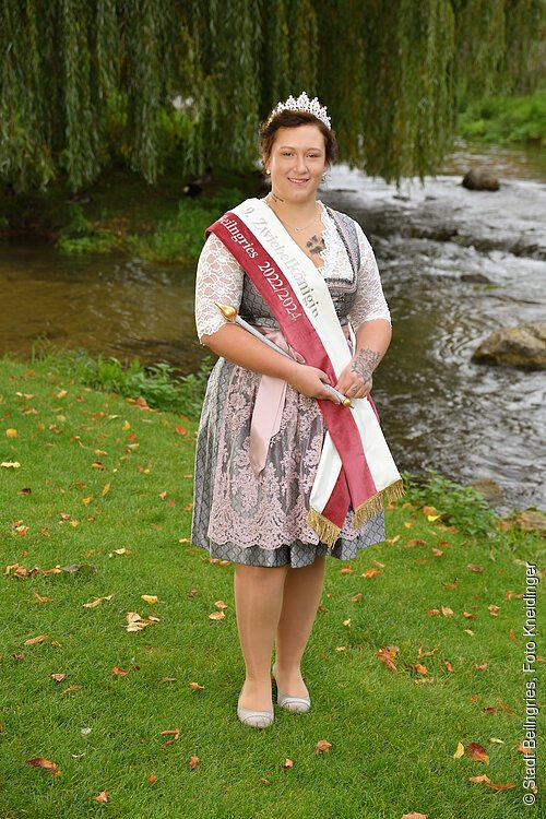 Zwiebelkönigin Michelle Henning im Beilngrieser Sulzpark