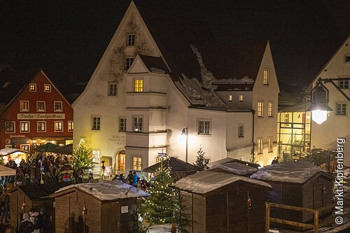 Weihnachtsbuden und Christbaum am Kipfenberger Marktplatz. Bürger- und Kulturzentrum Krone im Hintergrund