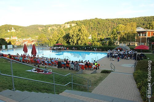 Fest im Freibad mit Musikern und Publikum