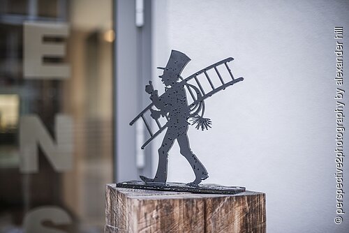Kaminkehrer mit Leiter und Besen - aus schwarzem Metall