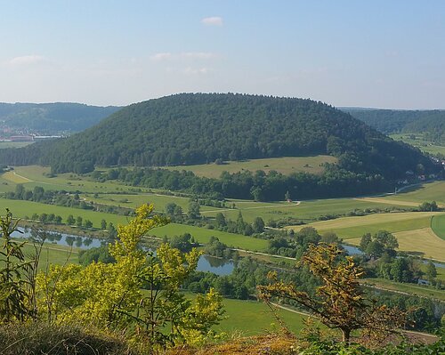 Von einer Anhöhe toller Blick ins sonnige Altmühltal, im Vordergrund der Main-Donau-Kanal und dahinter der bewaldete Wolfsberg bei Dietfurt/Mühlbach.