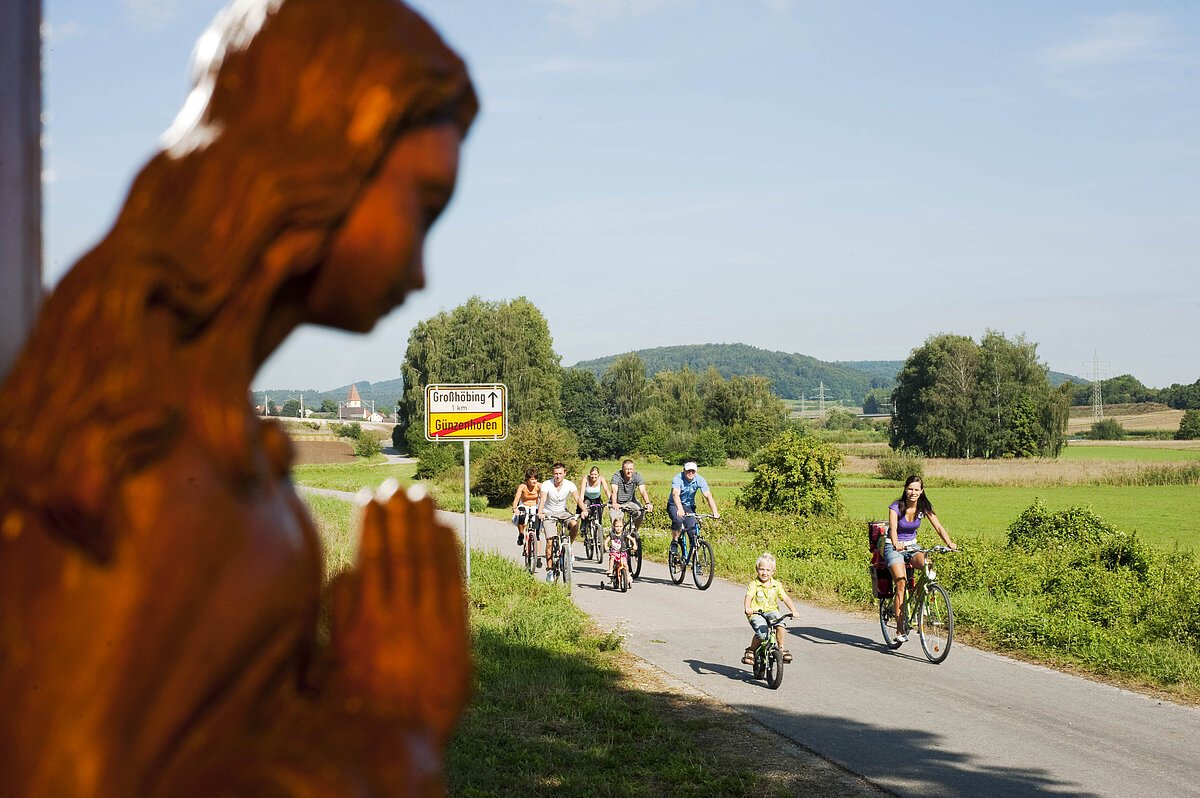 Das Foto zeigt eine Gruppe Fahrradfahrer auf dem Gredl-Radweg am Ortsausgang Günzenhofen in Richtung Großhöbing.