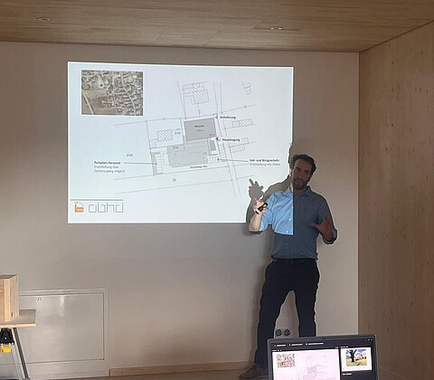 Architekt des neuen Kindergartens in Kahldorf beschreibt die Planungen. Im Hintergrund ist der Grundriss zu erkennen