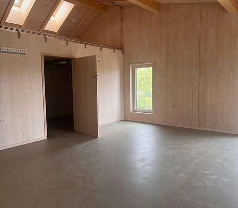 Noch leerer Grppenenraum des neuen Kindergarten in Kahldorf aus Holzmassivbau