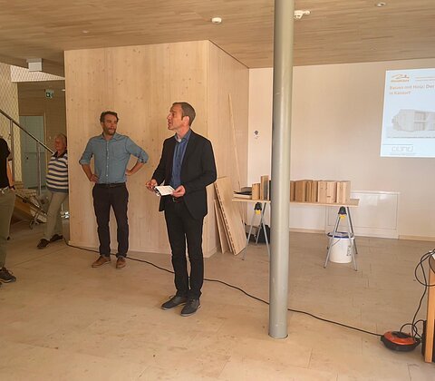 Hr. Brigl, Bürgermeister von Titting, spricht Begrüßungsworte, vor der Führung durch den neuen Kindergarten in Kaldorf