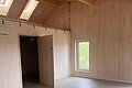 Noch leerer Gruppenraum des Kindergartens aus Holzmassivbauweise