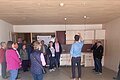 Gruppenraum des neuen Kindergarten in Kaldorf mit Einbauküche; Architekt erklärt einer Menschengruppe die Bauweise