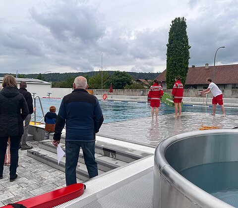 Eröffnung des Freibads Beilngries, Vorführung der Wasserwacht