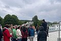 Personen hören dem Freibadbetreiber zu.