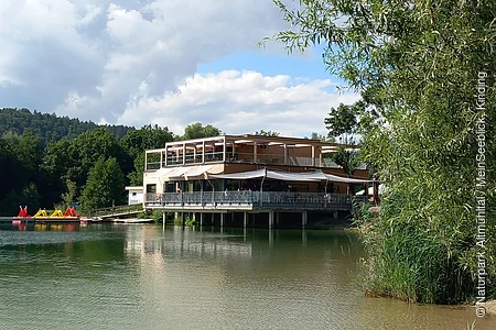 Das Restaurant liegt idyllisch direkt am Kratzmühlsee.