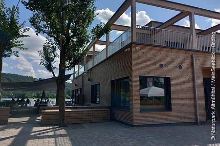 Das Restaurant liegt idyllisch direkt am Kratzmühlsee.