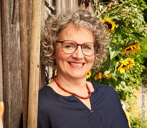 Stephanie Schuster, Autorin  in Ihrem Hais in Pöcking am Starnberger See