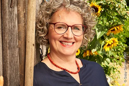 Stephanie Schuster, Autorin  in Ihrem Hais in Pöcking am Starnberger See