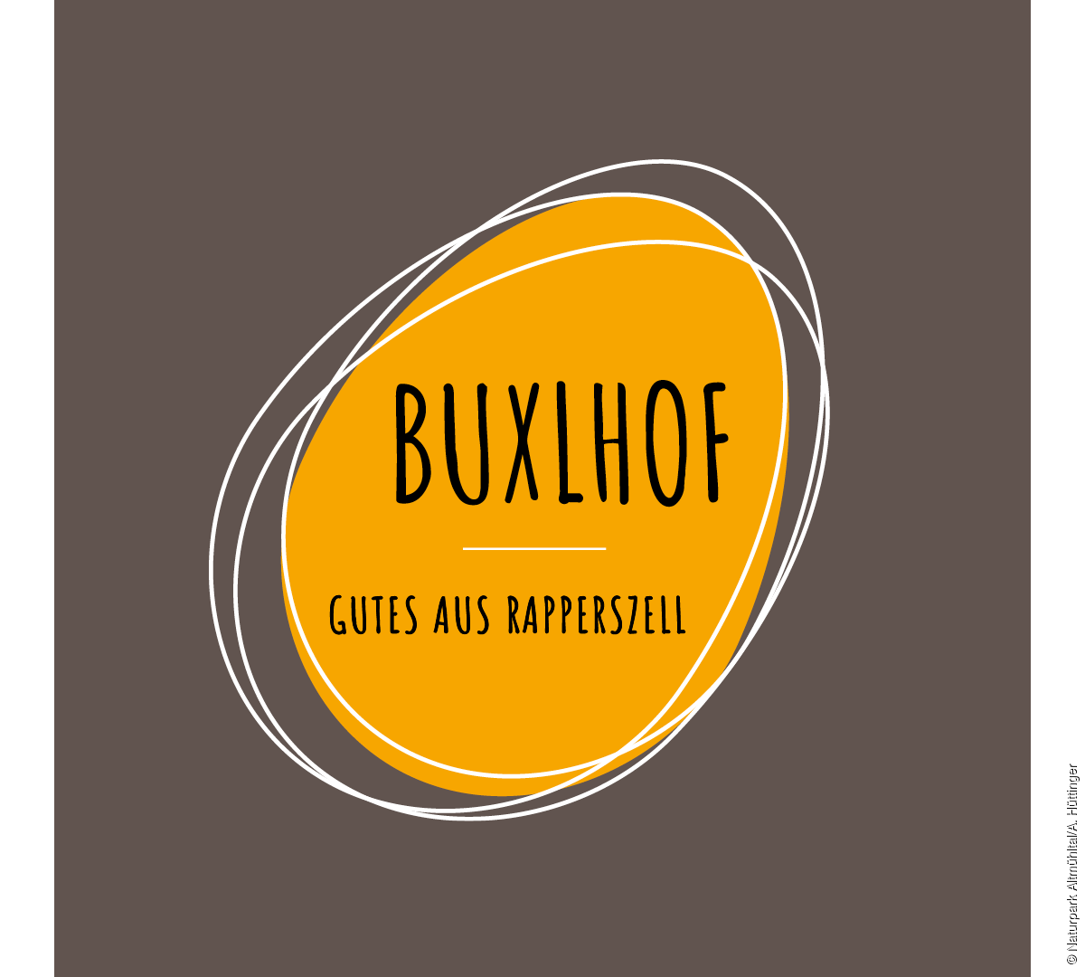 Oranges Ei mit schwarzer Schrift "Buxlhof Gutes aus Rapperszell". Umgeben von drei weißen Linien in Ei-Form.