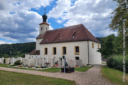 Die Kirche bei strahlend blauem Himmel zu sehen.