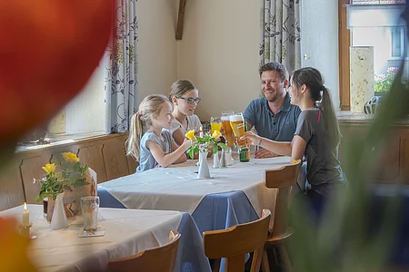 Eine Familie bei einer gemütlichen Einkehr im Gredinger Gasthaus Krone.