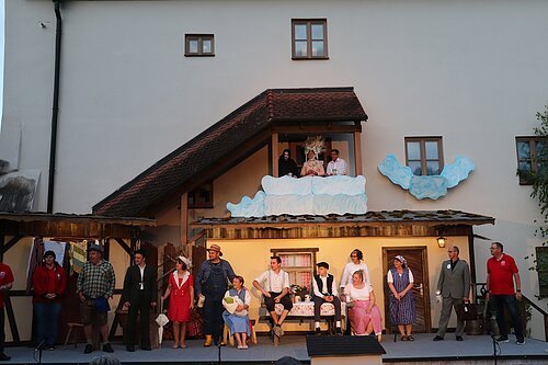 Abschlussbild mit allen Akteuren des Theaterstückes " Die Mächtigen "