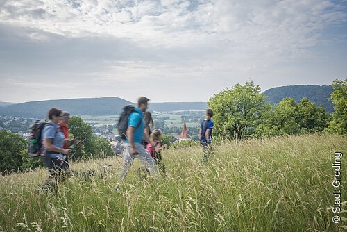 Eine Wandergruppe aus sechs Personen beim Aussichtspunkt am Kreuzweg.