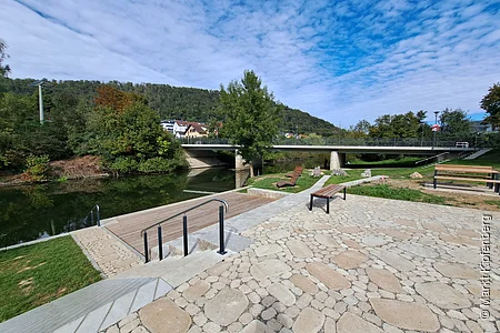Blick auf die Altmühl von Bootsanlegestelle aus. Sitzmöbel im Hintergrund