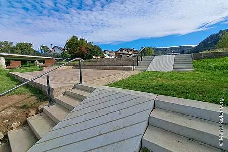 Treppenstufen mit Bootsrampe