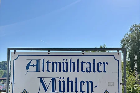 Vor blauem Himmel ist das Schild mit der Schrift: Altmühltaler Mühlenmuseum zu sehen