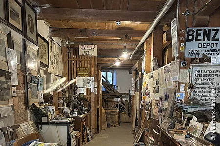 an den Bildrändern seitlich des Ganges in der Mitte sind viele Schilder und Bilder zu sehen.