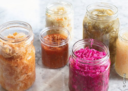 Gläser mit fermentiertem Gemüse