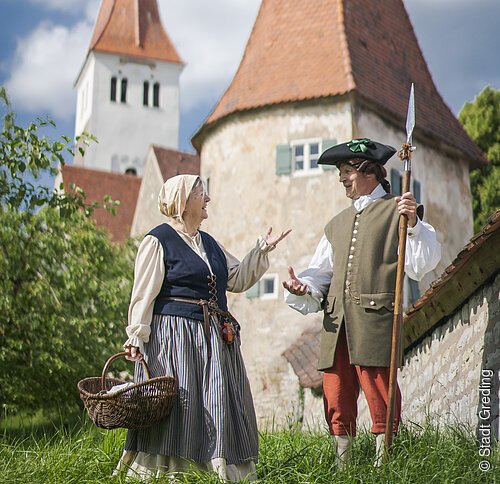 Zwei Stadtführer im Barockkostüm von der historischen Stadtmauer Greding.