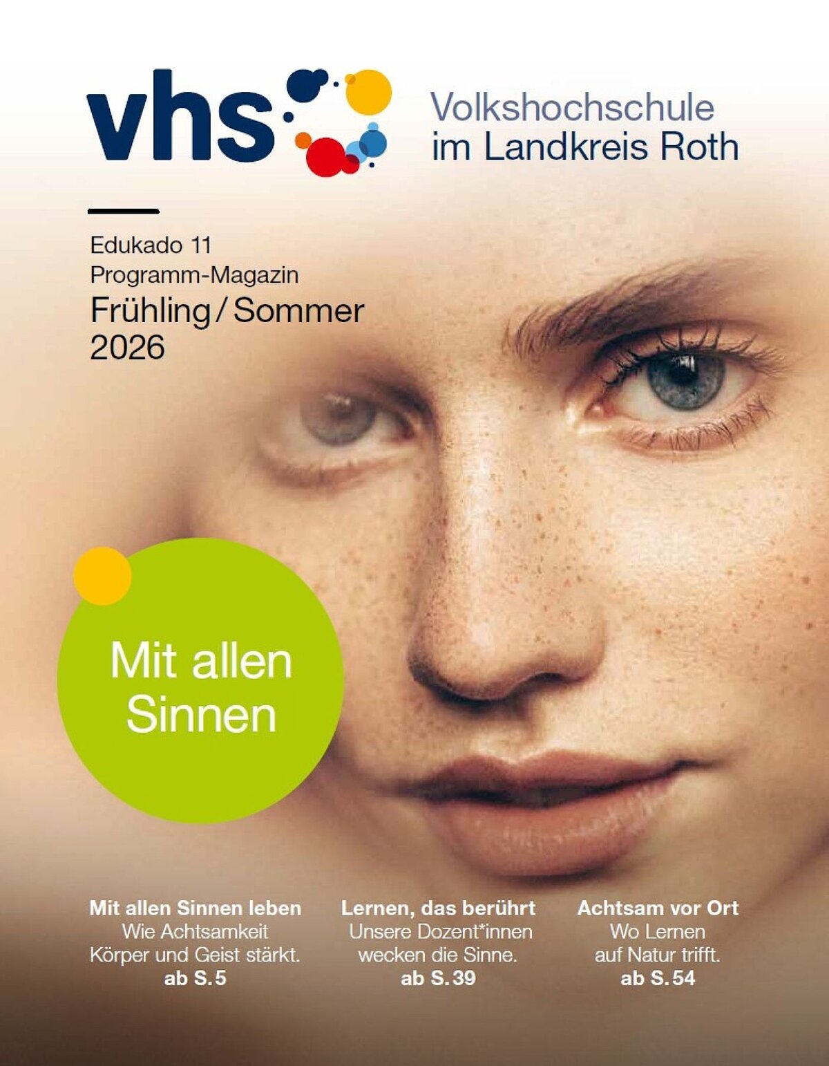 VHS Edukado 11 Gesicht einer Person mit Sommersprossen und blauen Augen, Text zu VHS-Programm Frühling/Sommer 2026 Landkreis Roth.