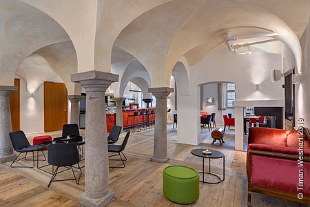 Historisches Gewölbe mit modernen Möbeln im Lounge-Stil.