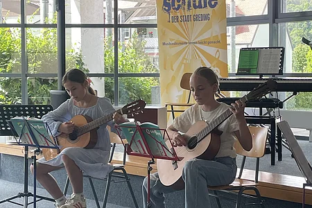 Zwei Schülerinnen der Musikschule Greding treten mit Ihrer Gitarre auf