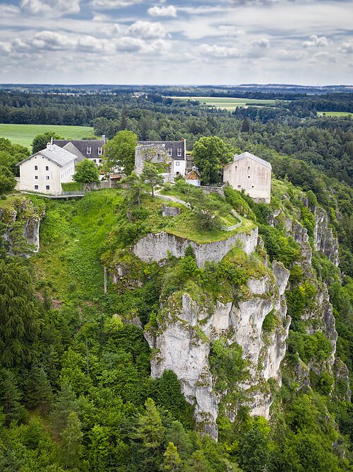Gelände von Schloss Arnsberg und Burgruine mit Bergfried
