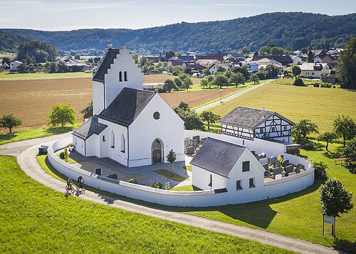 Böhminger Kirche mit Mesnerhaus Kirche in Böhming