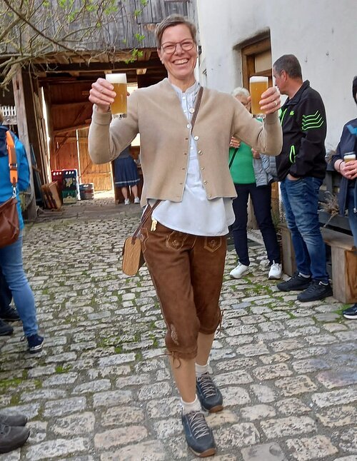 Gästeführerin Birgit serviert freudestrahlend 2 Gläser Bier ...