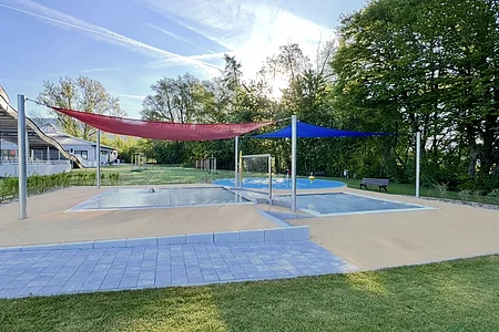 Kinderbereich mit Sonnensegel, zwei Kinderbecken und Spraypark