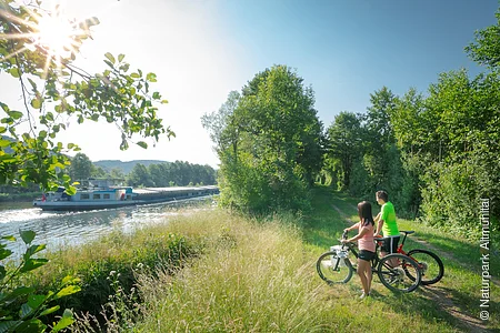 Radfahrer am Main-Donau-Kanal bei Dietfurt an der Altmühl