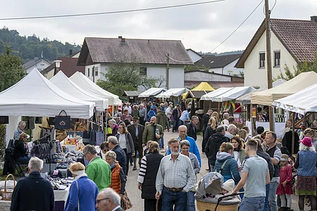 Markttreiben mit Ständen und Menschen