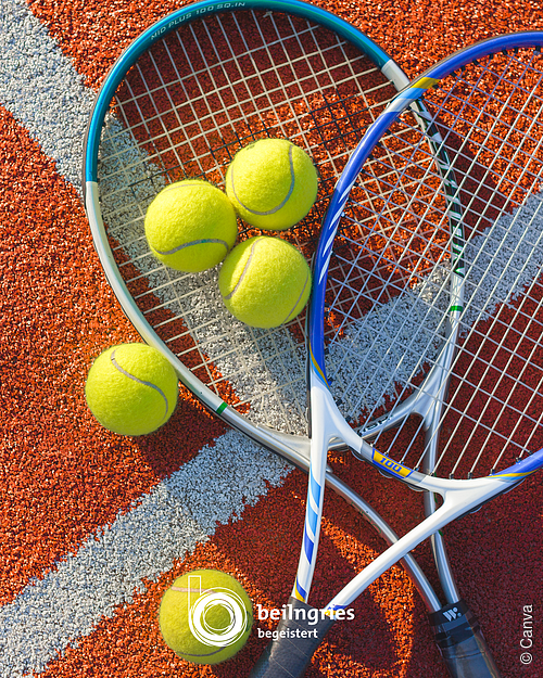 2 Tennisschläger mit Bällen