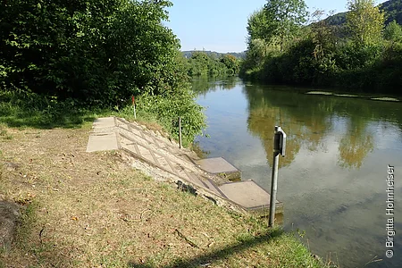 Bootsanlegestelle Ilbling mit Betonstufen und Holzrutsche.