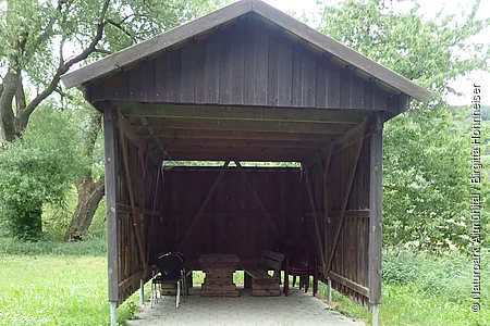 Die Schutzhütte auf dem Bootsrastplatz ist komplett aus Holz gebaut und steht auf einer gepflasterten Ebene, damit man bei einem Unwetter nicht zu nass wird.
