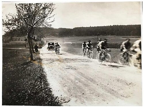 Hist.Vortrag - Fahrradbegeisterung im Altmühltal um 1900 Radfahrer um 1900 fahren auf diesem Schwarzweiß-Foto auf einem Schotterweg - im Hintergrund nähert sich ein Auto ...