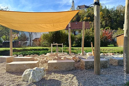 Wasserspielplatz mit Sonnensegel