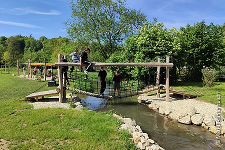 Wasserspielplatz mit Brücke