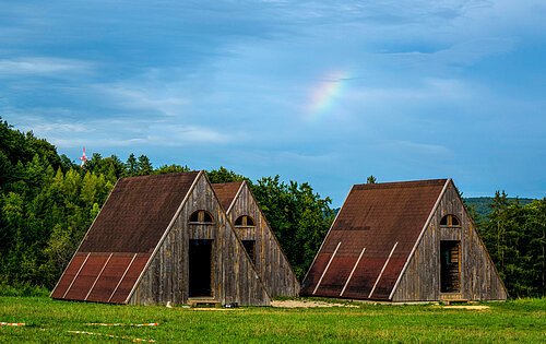 Hüttenlager Drei Hütten auf dem Hüttenlagerplatz in Pfünz mit einem Regenbogen