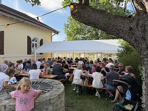 Verschiede Personen am Festgelände