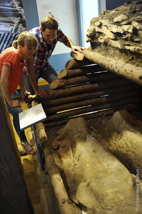 Museum Hollerhaus Grab Ein Paar besichtigt das Grab im Museum Hollerhaus.